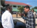Rabbi Kantor discusses the area's relief needs with Thailand's Minister of Agriculture, Navin Chitchop, on the island of Krabi.